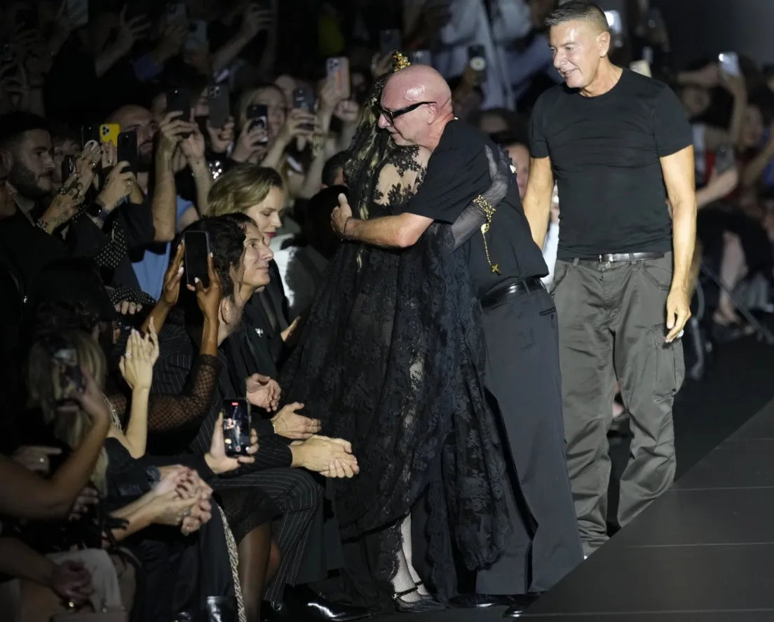 У чорній фаті та короні: Мадонна в образі "фатальної жінки" відвідала показ Dolce & Gabbana